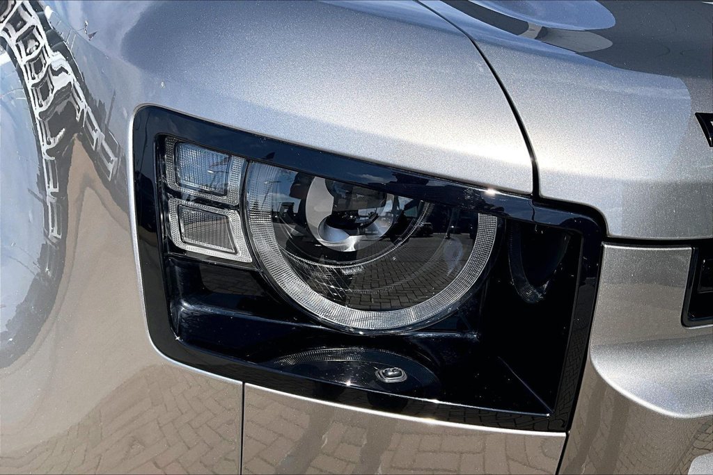 Used 2025 Land Rover Defender 110 S AWD/4WD image 29