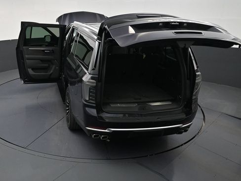Used 2026 Chevrolet Suburban High Country AWD/4WD image 32