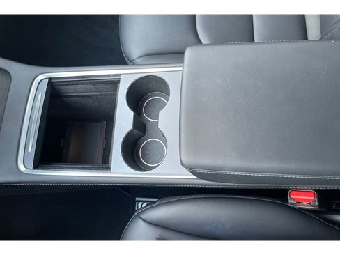 Used 2024 Tesla Model Y Standard Range image 31