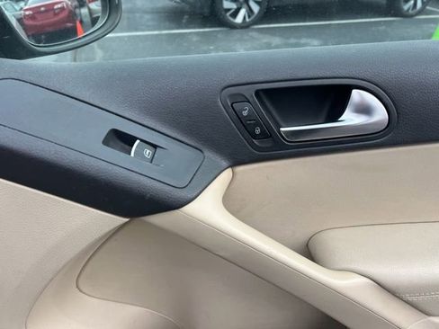 Used 2011 Volkswagen Tiguan 2WD image 28