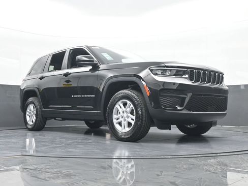 Used 2025 Jeep Grand Cherokee Laredo AWD/4WD image 56