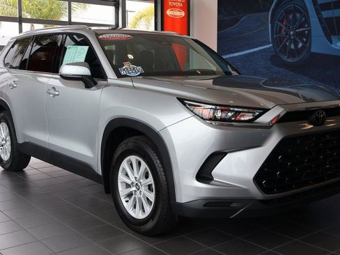 Used 2026 Toyota Grand Highlander XLE FWD image 3