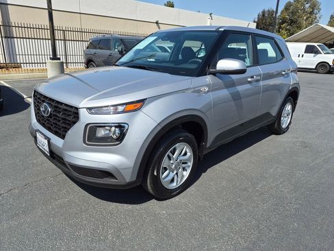 Used 2026 Hyundai Venue SE FWD image 2
