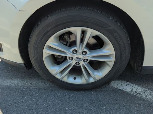Used 2014 Ford Taurus SEL FWD image 4