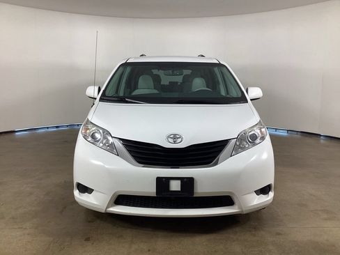 Used 2013 Toyota Sienna LE FWD image 2