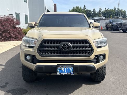 Used 2017 Toyota Tacoma TRD Off-Road w/ Tow Package AWD/4WD image 8