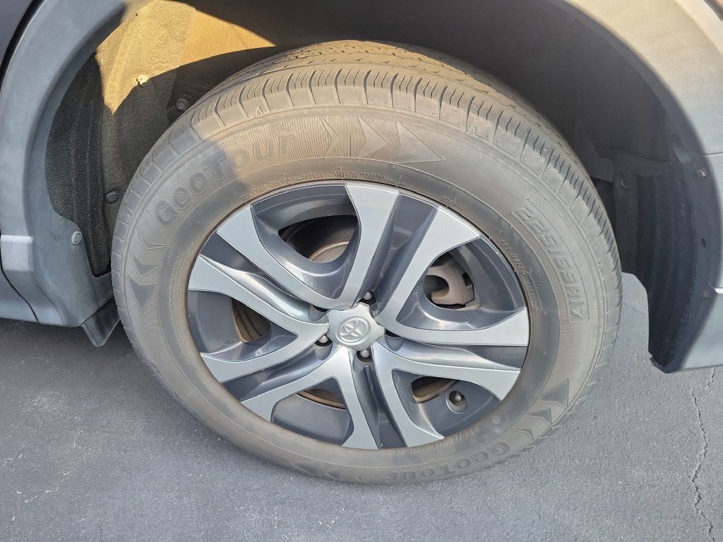 Used 2018 Toyota RAV4 LE FWD image 16