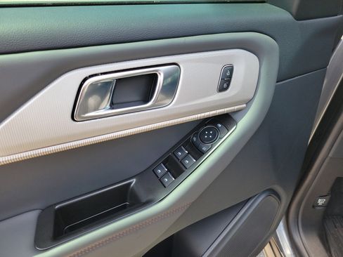 Used 2025 Ford Explorer Active AWD/4WD image 17