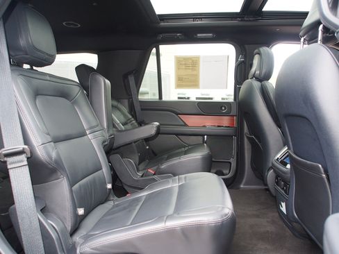 Used 2024 Lincoln Navigator Premiere image 15