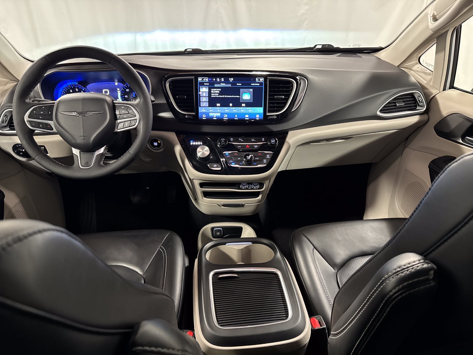 Used 2023 Chrysler Pacifica Touring-L FWD image 4