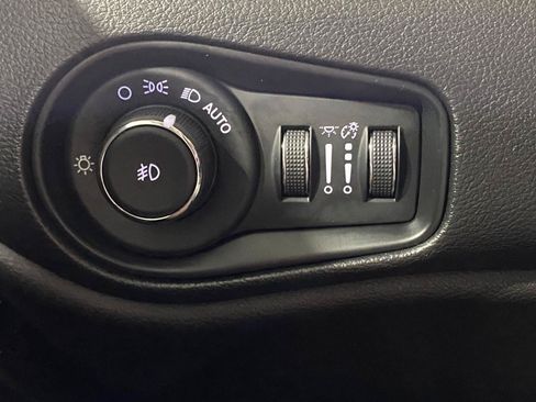 Used 2018 Jeep Renegade Limited w/ UConnect 8.4 Nav Group AWD/4WD image 26