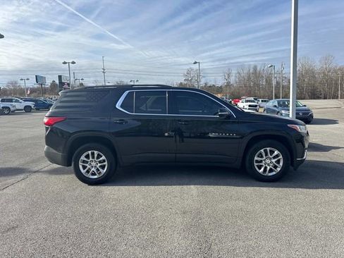 Used 2021 Chevrolet Traverse LT image 3