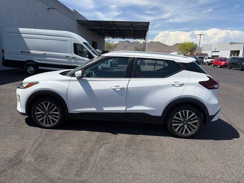 Used 2021 Nissan Kicks SV FWD image 2