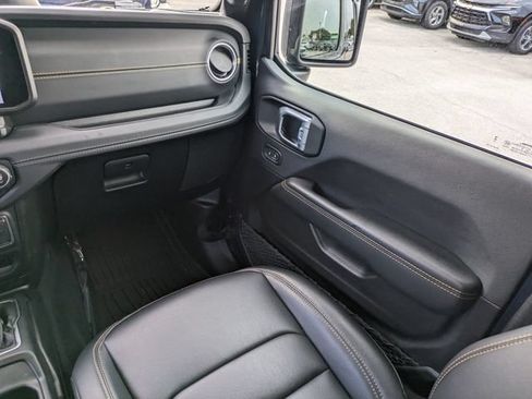 Used 2025 Jeep Gladiator Sport AWD/4WD image 17