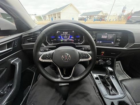 Used 2024 Volkswagen Jetta SE image 12