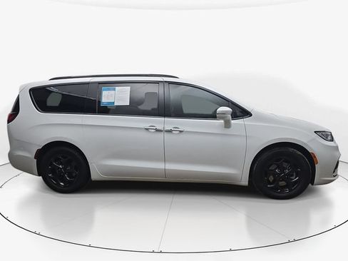 Used 2021 Chrysler Pacifica Limited w/ Uconnect Theater Family Group FWD image 5