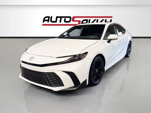 Used 2025 Toyota Camry SE FWD image 3