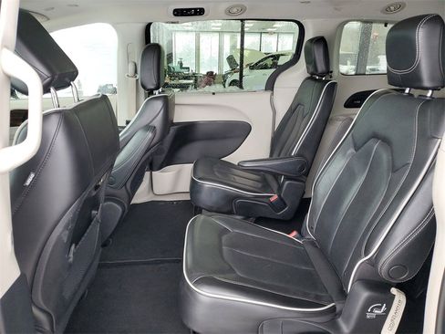 Used 2023 Chrysler Pacifica Limited image 31