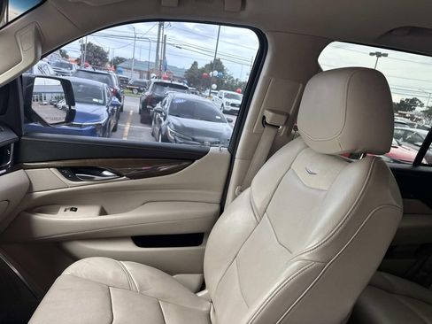 Used 2020 Cadillac Escalade Luxury RWD image 17