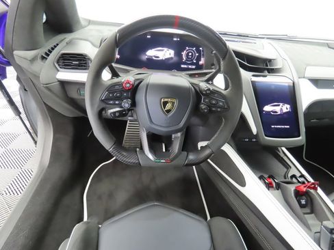 Used 2024 Lamborghini Revuelto image 10