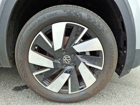 Used 2025 Volkswagen Atlas Cross Sport SE FWD image 8