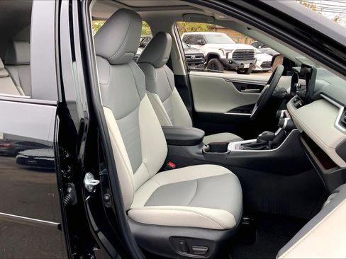 Used 2025 Toyota RAV4 Limited image 8