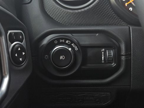 Used 2025 Jeep Wrangler Unlimited Rubicon image 26