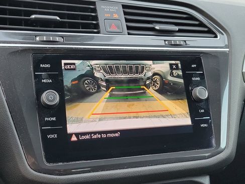 Used 2022 Volkswagen Tiguan SE image 2