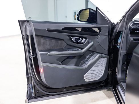 Used 2022 Lamborghini Urus AWD/4WD image 28
