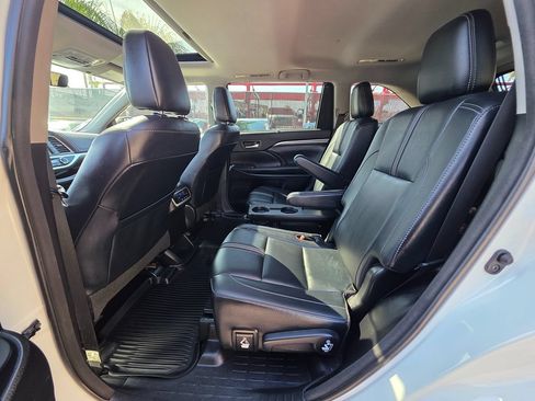 Used 2018 Toyota Highlander SE FWD image 26