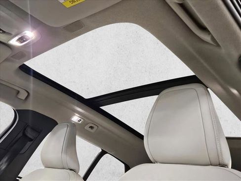 Used 2019 Volvo XC40 T5 Momentum image 16