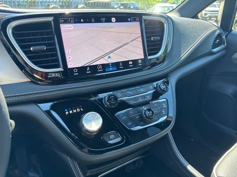 Used 2023 Chrysler Pacifica Limited w/ S Appearance Package FWD image 23