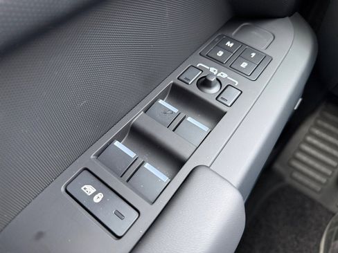 New 2026 Land Rover Defender 130 X-Dynamic SE AWD/4WD image 17