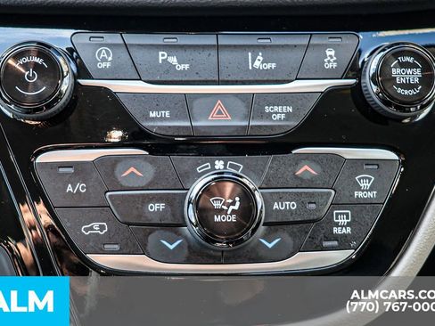 Used 2024 Chrysler Pacifica Touring-L FWD image 43