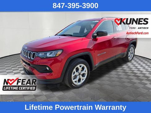 Used 2025 Jeep Compass Latitude image 3