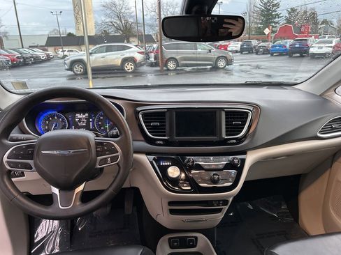 Used 2020 Chrysler Voyager Lxi image 21