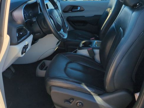 Used 2018 Chrysler Pacifica Touring-L Plus image 17