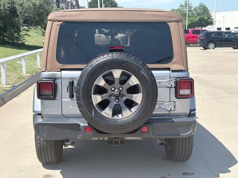 Used 2018 Jeep Wrangler Unlimited Sahara AWD/4WD image 2