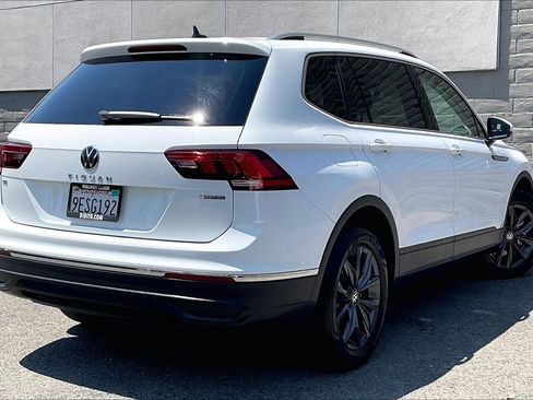 Certified 2022 Volkswagen Tiguan SE w/ Panoramic Sunroof Package AWD/4WD image 13