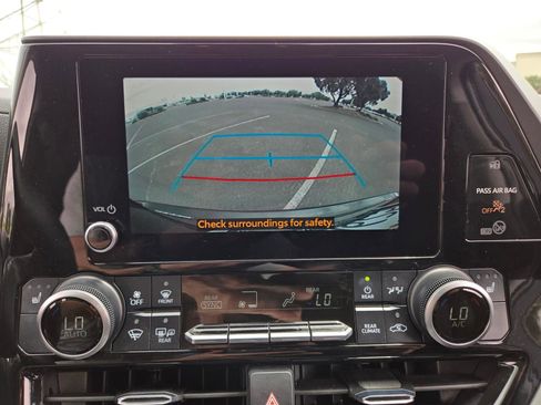 Used 2024 Toyota Highlander XLE AWD/4WD image 19