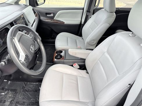 Used 2015 Toyota Sienna Limited image 15