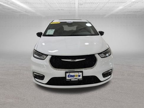 Used 2026 Chrysler Pacifica Limited FWD image 2
