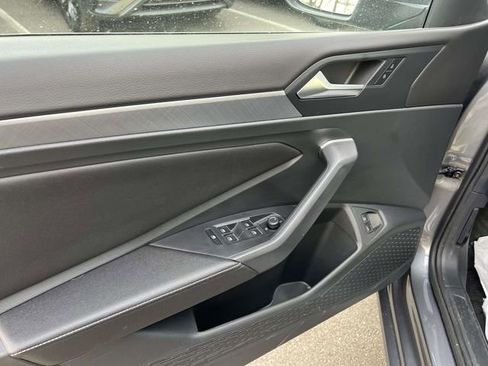 Certified 2023 Volkswagen Jetta SE w/ Panoramic Sunroof Package image 15