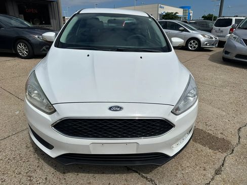 Used 2017 Ford Focus SE FWD image 2