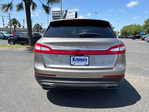 Used 2018 Lincoln MKX Select w/ Select Plus Package FWD image 4