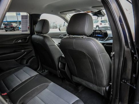 Used 2025 Chevrolet Trax LT FWD image 19