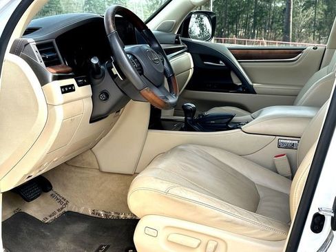 Used 2020 Lexus LX 570 4WD w/ Luxury Package image 10