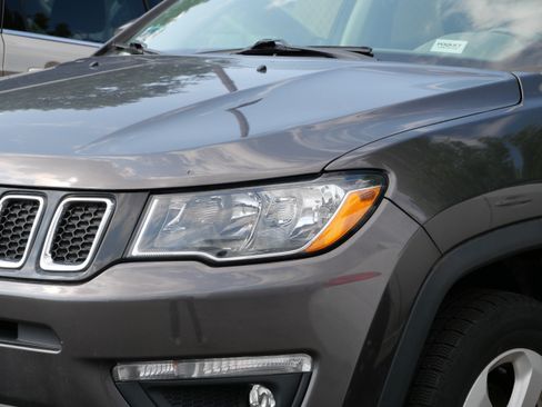 Used 2019 Jeep Compass Latitude w/ Popular Equipment Group AWD/4WD image 4