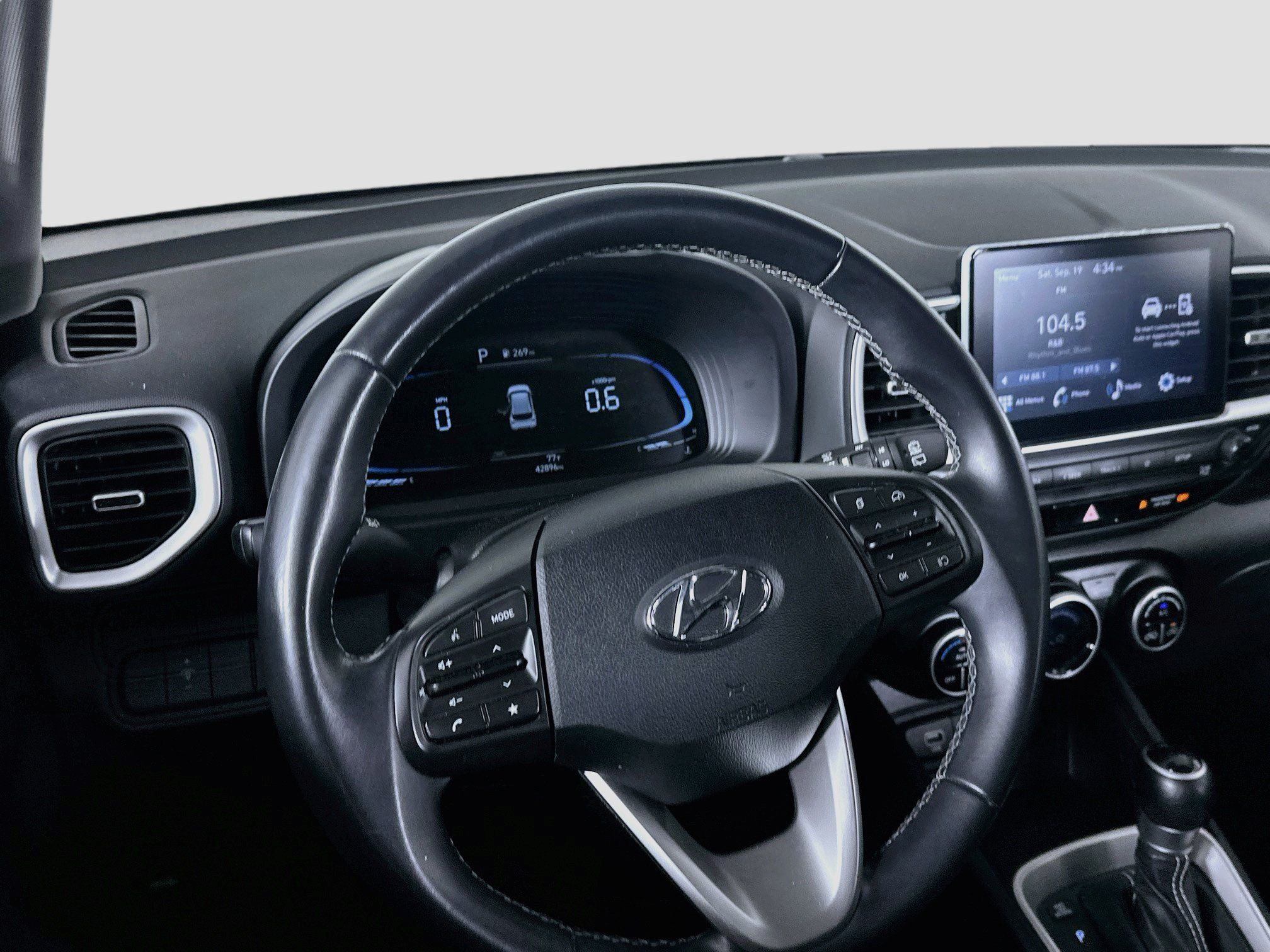Used 2025 Hyundai Venue SEL FWD image 18