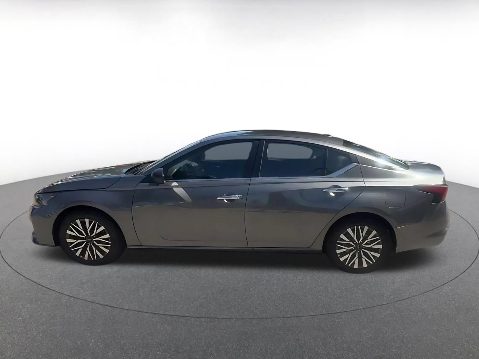 Used 2025 Nissan Altima 2.5 SV FWD image 8
